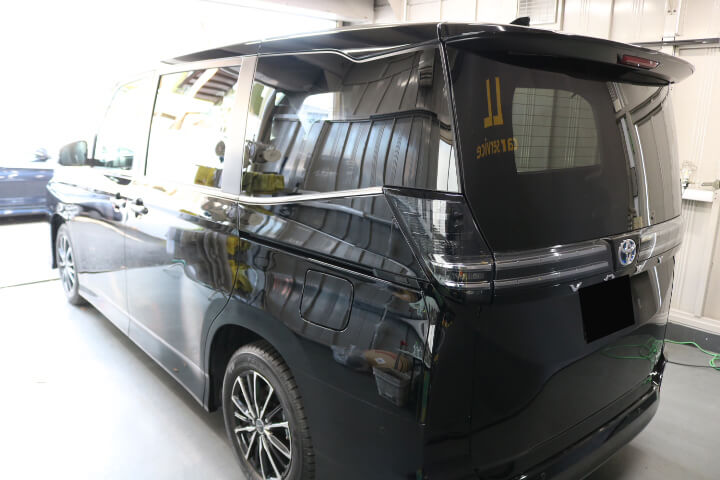 ヴォクシー 6AA-ZWR90W ルミクール 施工